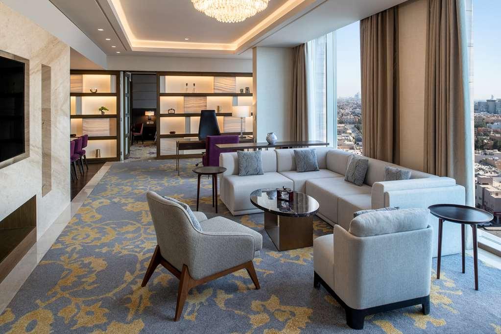 Doubletree Suites By Hilton - Riyadh Financial District Стая снимка
