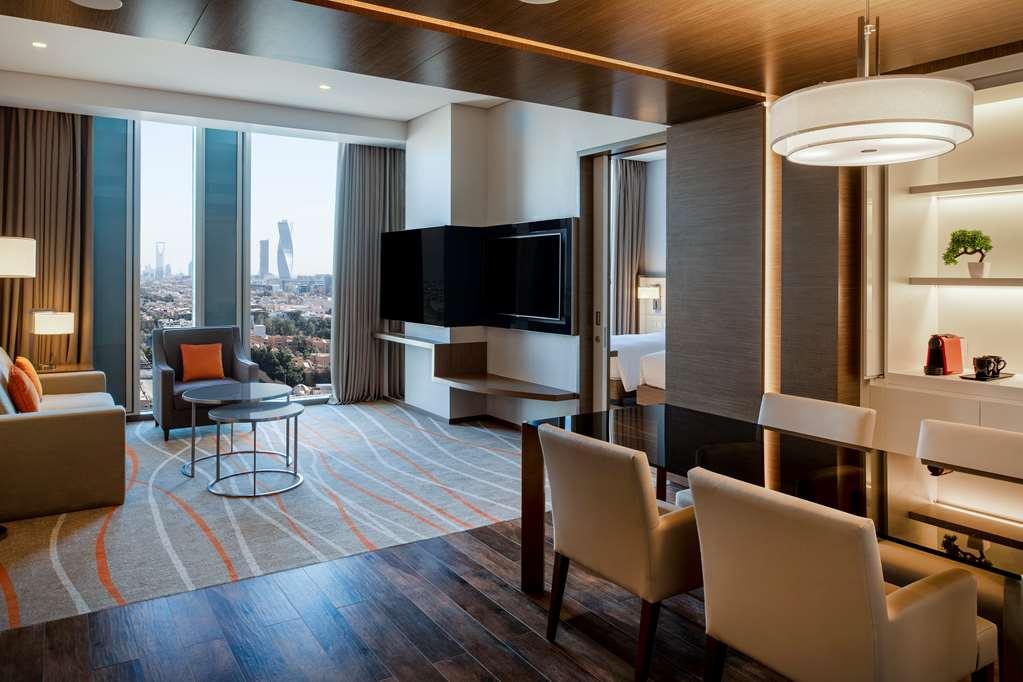 Doubletree Suites By Hilton - Riyadh Financial District Стая снимка